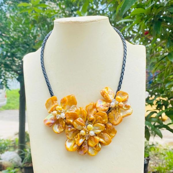 chokers yellow crystal baroque mother of pearl 3 shell flower choker necklace for women with woven leather chain, Golden;silver
chokers yellow crystal baroque mother of pearl 3 shell flower choker necklace for women with woven leather chain, Golden;silver