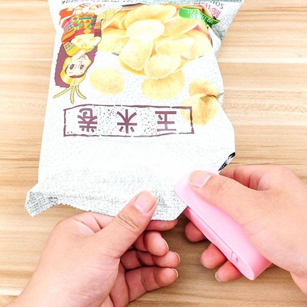 mini portable manual vacuum fresh-keeping snack sealing machine home office convenient storage tools bag clips
mini portable manual vacuum fresh-keeping snack sealing machine home office convenient storage tools bag clips