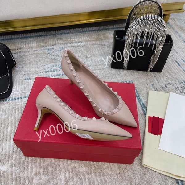 2022 new arrival red bottoms shoes low cut fashion platform sneakers studded spikes loafers graffiti suede leather flats mens trainers yh211, Red;white
2022 new arrival red bottoms shoes low cut fashion platform sneakers studded spikes loafers graffiti suede leather flats mens trainers yh211, Red;white