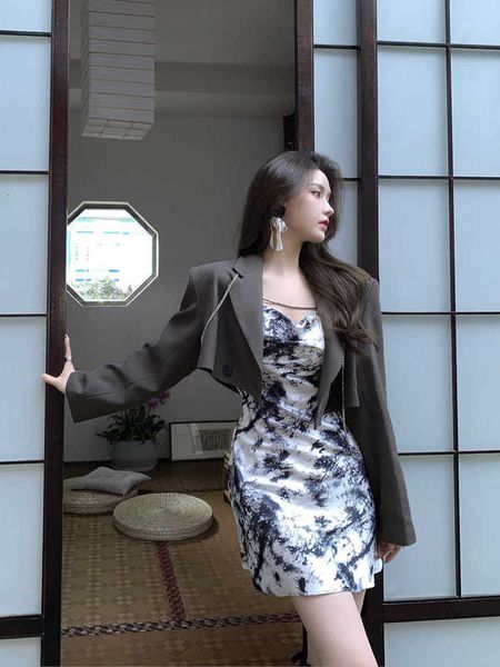 unique 2021 spring and autumn temperament small suit, short coat, suspender, two-piece a-line ink painting skirt, Black;gray
unique 2021 spring and autumn temperament small suit, short coat, suspender, two-piece a-line ink painting skirt, Black;gray