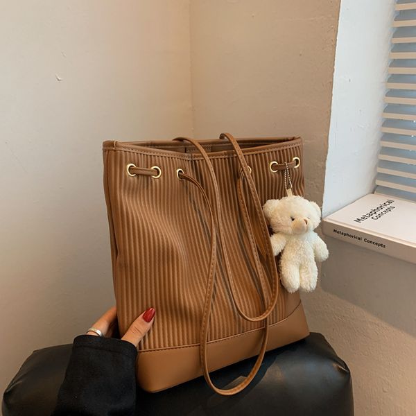 wrinkled texture autumn and winter large bag 2021 fashion western style single shoulder women's capacity simple leisure bucket
wrinkled texture autumn and winter large bag 2021 fashion western style single shoulder women's capacity simple leisure bucket
