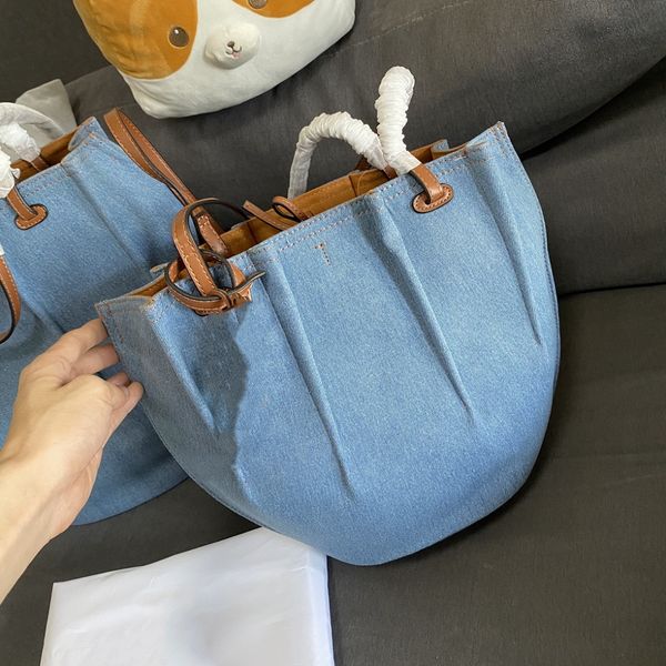 2021 denim lining matchs withs the aureate suede shopping bags leather handbags with a solid base and soft half moon subject by precise sewi
2021 denim lining matchs withs the aureate suede shopping bags leather handbags with a solid base and soft half moon subject by precise sewi