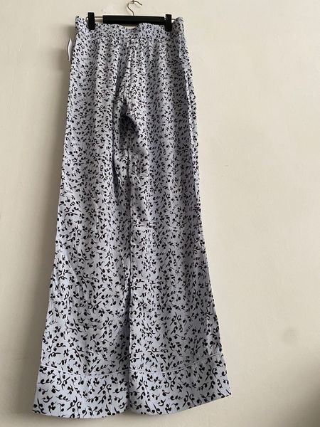 capri 2021 autumn and winter light blue shoulder loose cut floral crepe pants v4uj, Black;white
capri 2021 autumn and winter light blue shoulder loose cut floral crepe pants v4uj, Black;white