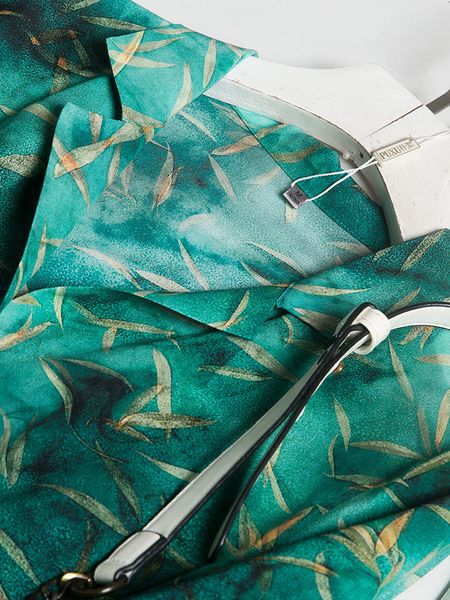 dress green willow mulberry v-neck belt long silk in autumn and winter 2021, Black;gray
dress green willow mulberry v-neck belt long silk in autumn and winter 2021, Black;gray