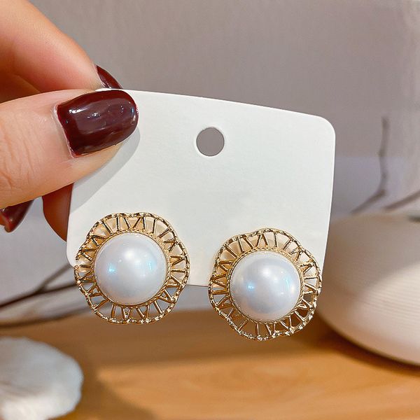 trend simple design hollow pearl earrings for women female gold color geometric round elegant wedding party jewelry earrings, Silver 
trend simple design hollow pearl earrings for women female gold color geometric round elegant wedding party jewelry earrings, Silver