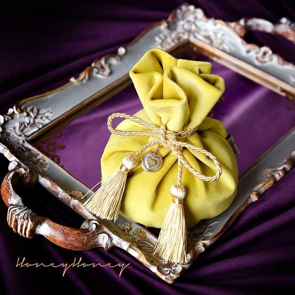 20pcs/lot scepter yellow velvet gift bags with tassel wedding favor candy chocolate bag party for packaing wrap
20pcs/lot scepter yellow velvet gift bags with tassel wedding favor candy chocolate bag party for packaing wrap