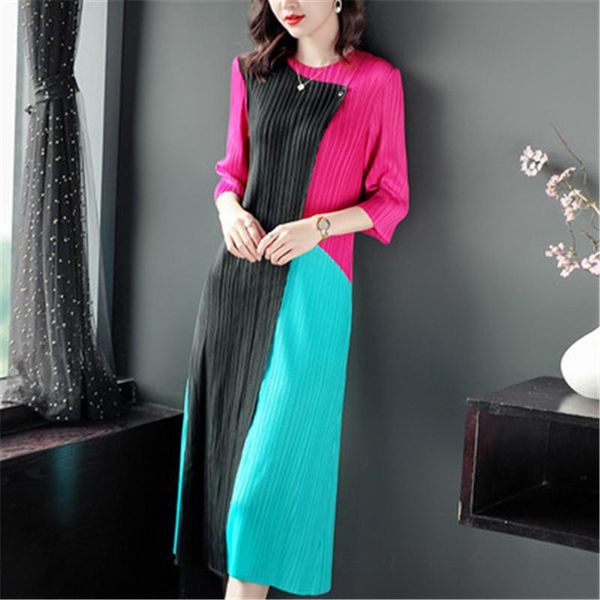 party dresses miyake pleated women's color block dress 2021 spring fashion high-elastic slim mid-length with personalized buttons, White;black
party dresses miyake pleated women's color block dress 2021 spring fashion high-elastic slim mid-length with personalized buttons, White;black