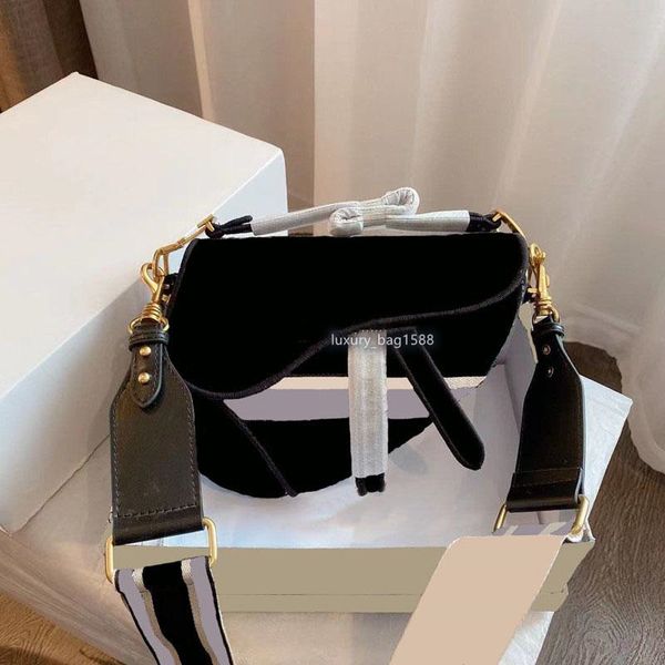 2021 fashion ladies luxury one shoulder messenger bag printed embroidery chain detachable metal pendant handbag classic style
2021 fashion ladies luxury one shoulder messenger bag printed embroidery chain detachable metal pendant handbag classic style