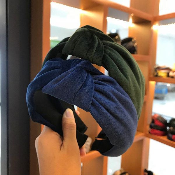 vintage velvet knot headband women fashion solid color simple wide side twist hair band female headdress1
vintage velvet knot headband women fashion solid color simple wide side twist hair band female headdress1
