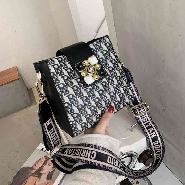 2022 latest handbag factory store women's red bucket versatile wide shoulder belt single bags
2022 latest handbag factory store women's red bucket versatile wide shoulder belt single bags