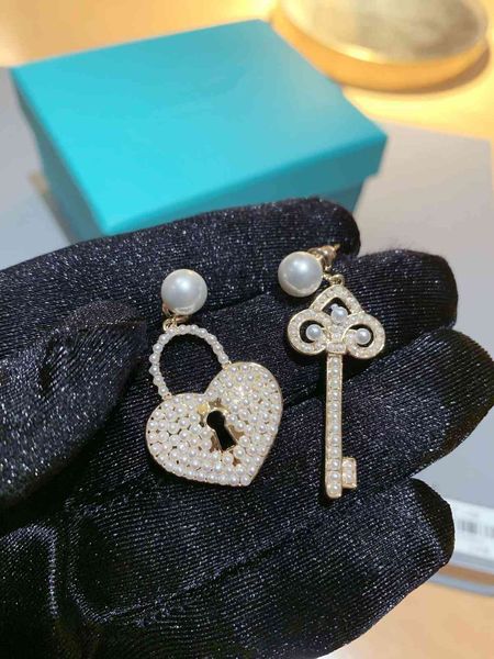 stud earrings t family japanese love key pearl micro inlaid s925 silver ear nail, Golden;silver
stud earrings t family japanese love key pearl micro inlaid s925 silver ear nail, Golden;silver