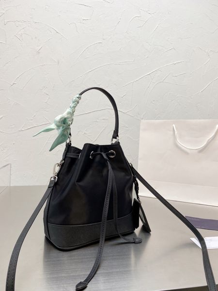 classic shopping bag leather edition inner bags detachable printed paint canvas plaid designer wholesale handbag luxury bucket nylon female
classic shopping bag leather edition inner bags detachable printed paint canvas plaid designer wholesale handbag luxury bucket nylon female