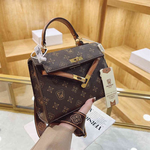 2022 factory wholesale spring and summer personalized fashion messenger single shoulder bag fashion bucket women's small bag solid colo 
2022 factory wholesale spring and summer personalized fashion messenger single shoulder bag fashion bucket women's small bag solid colo