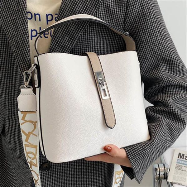 evening bags female solid color pu leather wide strap bucket shoulder bag elegant trendy handbags for women quality luxury messenger sac
evening bags female solid color pu leather wide strap bucket shoulder bag elegant trendy handbags for women quality luxury messenger sac