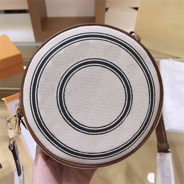 totes american and european style pu leather lady trending handbags round shape with plain line pattern outside travel bag
totes american and european style pu leather lady trending handbags round shape with plain line pattern outside travel bag