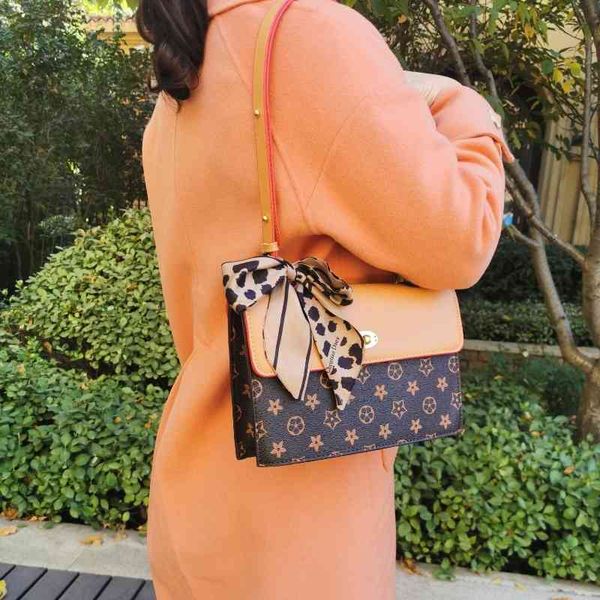handbag korean autumn winter old flower bag 2021 female minority commuter shoulder versatile ins tote, Black;red
handbag korean autumn winter old flower bag 2021 female minority commuter shoulder versatile ins tote, Black;red