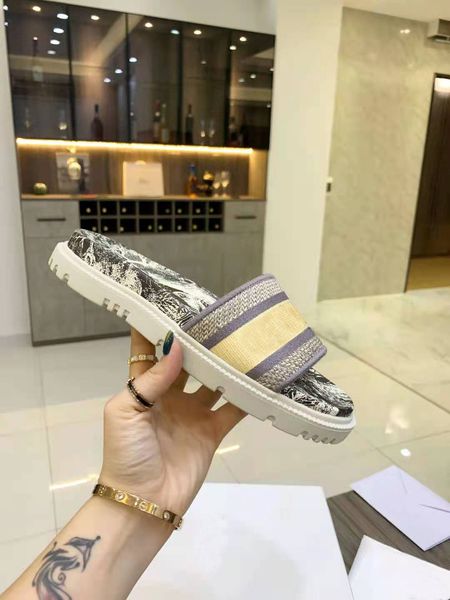 dway slide 2021 luxury designer flat sandals slippers with embroidered lucky symbol fashion classic toile de jouy reverse italy leather, Black
dway slide 2021 luxury designer flat sandals slippers with embroidered lucky symbol fashion classic toile de jouy reverse italy leather, Black