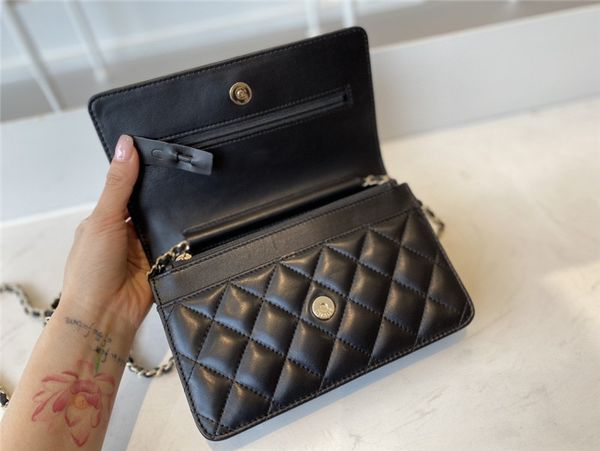 r luxury genuine leather shoulder bags women caviar handbag purse crossbody quilted flap square bag 19cm gift box, Red;black
r luxury genuine leather shoulder bags women caviar handbag purse crossbody quilted flap square bag 19cm gift box, Red;black