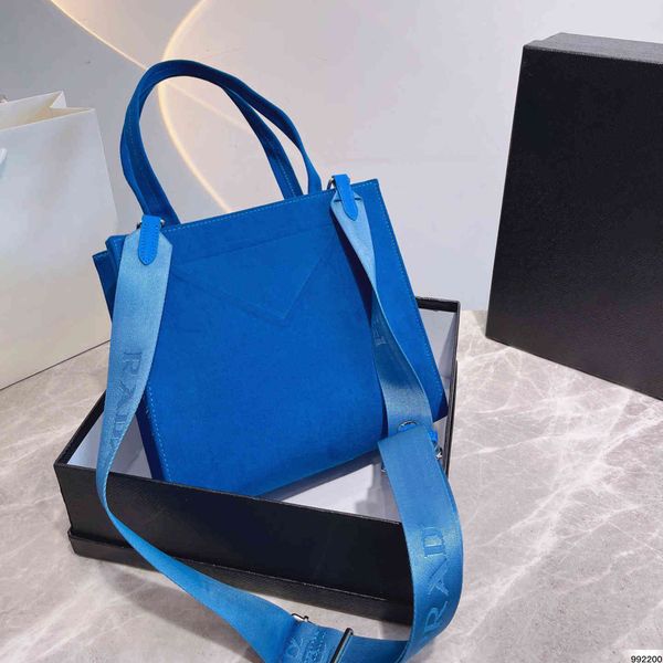 factory outlet design 2021 autumn new ribbon song same tot triangle canvas women's portable small square bag
factory outlet design 2021 autumn new ribbon song same tot triangle canvas women's portable small square bag