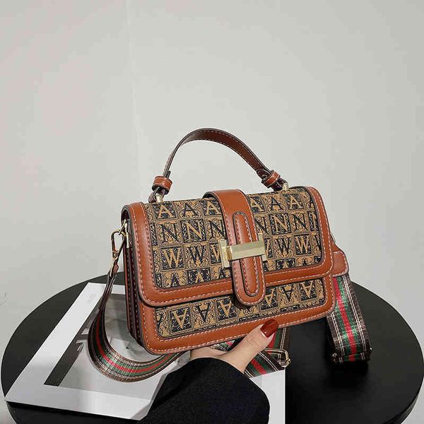 2022 factory wholesale foreign style simple net red single shoulder messenger bag fashion women's leisure portable small square bag
2022 factory wholesale foreign style simple net red single shoulder messenger bag fashion women's leisure portable small square bag