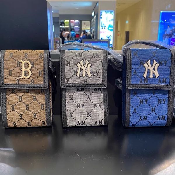 handbag korean mobile phone bag 2021 autumn and winter old flower full scale embroidery mini bag single shoulder messenger female
handbag korean mobile phone bag 2021 autumn and winter old flower full scale embroidery mini bag single shoulder messenger female