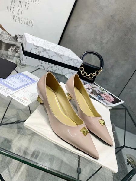 fashion 2021 women rivets high heels platform pumps ladies genuine leather brand pointy toe party dress shoes size 35-41, Black
fashion 2021 women rivets high heels platform pumps ladies genuine leather brand pointy toe party dress shoes size 35-41, Black