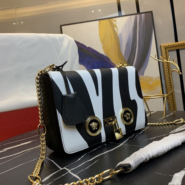 brand classic printed flowers women chains evening bag autumn style genuine leather shoulder bags exquisite lock luxury handbags
brand classic printed flowers women chains evening bag autumn style genuine leather shoulder bags exquisite lock luxury handbags