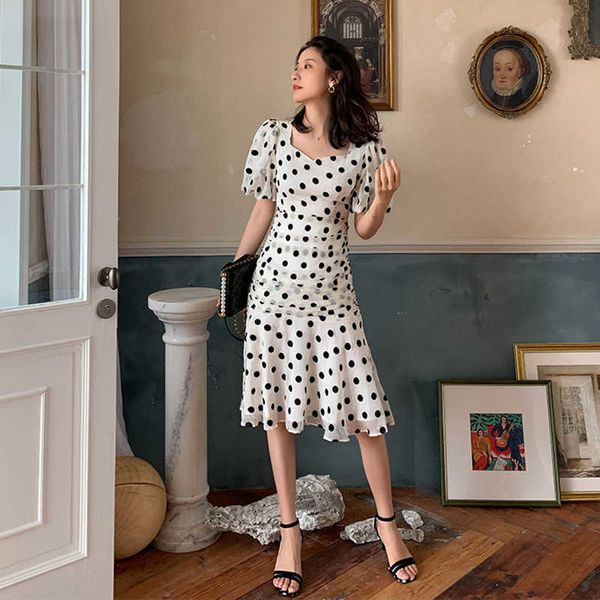 summer women chiffon dress vintage polka dot square neck organza puff sleeve fit and flare midi party fishtail dresses 210608, Black;gray
summer women chiffon dress vintage polka dot square neck organza puff sleeve fit and flare midi party fishtail dresses 210608, Black;gray