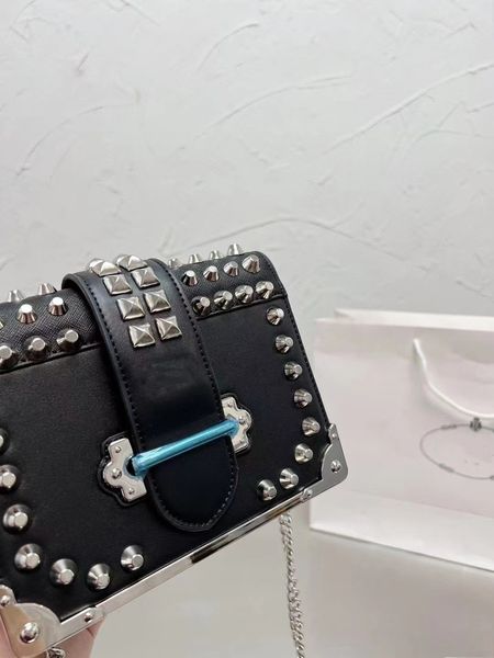 designer handbags rivet bag 2021 womens bags cross body chain designer women vintage fashion leather shoulder handbag luxurys, Black;red
designer handbags rivet bag 2021 womens bags cross body chain designer women vintage fashion leather shoulder handbag luxurys, Black;red