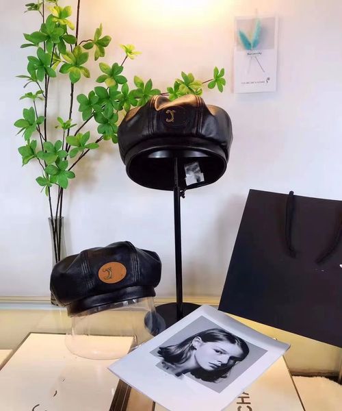 21 xinsaijia fashion autumn and winter high-end leather beret female metal label versatile piece painter hat trendy girl
21 xinsaijia fashion autumn and winter high-end leather beret female metal label versatile piece painter hat trendy girl