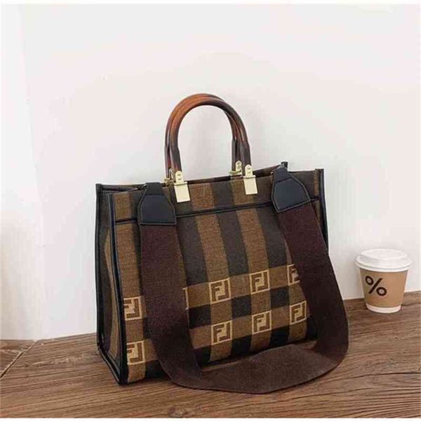 2022 latest handbag factory store on this year's popular small super girl spring and summer trendy style tote bags
2022 latest handbag factory store on this year's popular small super girl spring and summer trendy style tote bags