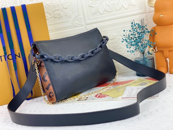 luxurys designers crossbody bags for women classic water ripple chain ladies shoulder bag black white size:25*20*5cm
luxurys designers crossbody bags for women classic water ripple chain ladies shoulder bag black white size:25*20*5cm