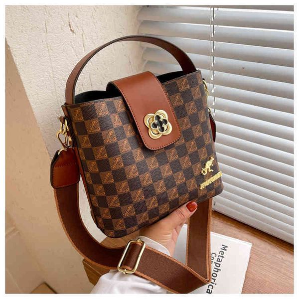 2022 factory wholesale fashion printed portable small women's versatile fashion single shoulder bag bucket messenger bag large capacity
2022 factory wholesale fashion printed portable small women's versatile fashion single shoulder bag bucket messenger bag large capacity