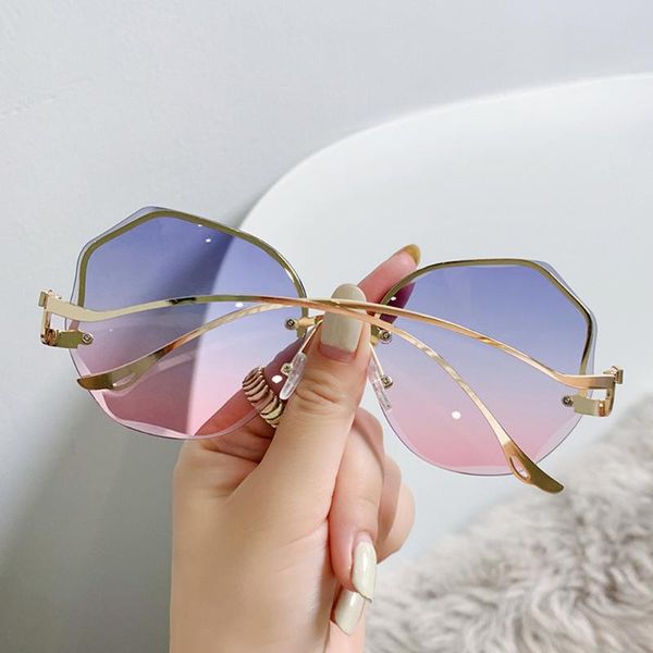 sunglasses 2021 fashion tea gradient women ocean water cut trimmed lens metal curved temples sun glasses female uv400 a93628, White;black
sunglasses 2021 fashion tea gradient women ocean water cut trimmed lens metal curved temples sun glasses female uv400 a93628, White;black