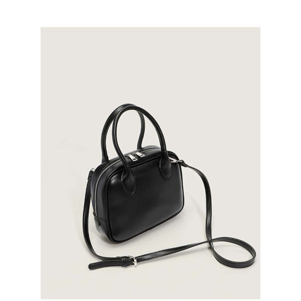women's bag 2021 autumn fashion small hand simple solid color menger briefcase women's shoulder
women's bag 2021 autumn fashion small hand simple solid color menger briefcase women's shoulder