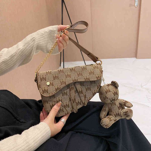 handbag bag female 2021 letter printed saddle one shoulder messenger fashion, Black;red
handbag bag female 2021 letter printed saddle one shoulder messenger fashion, Black;red