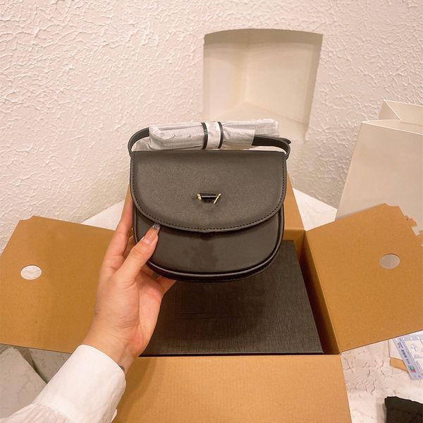 retro classic fashion woman big name crossbody bags designer bagblack genuine leather golden logo flip cover mini shoulder bags luxury commu
retro classic fashion woman big name crossbody bags designer bagblack genuine leather golden logo flip cover mini shoulder bags luxury commu