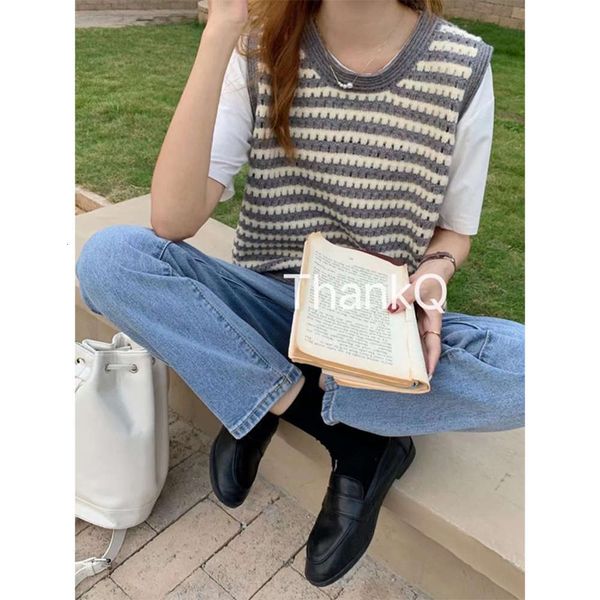 striped knitted vest for women in autumn winter, White 
striped knitted vest for women in autumn winter, White