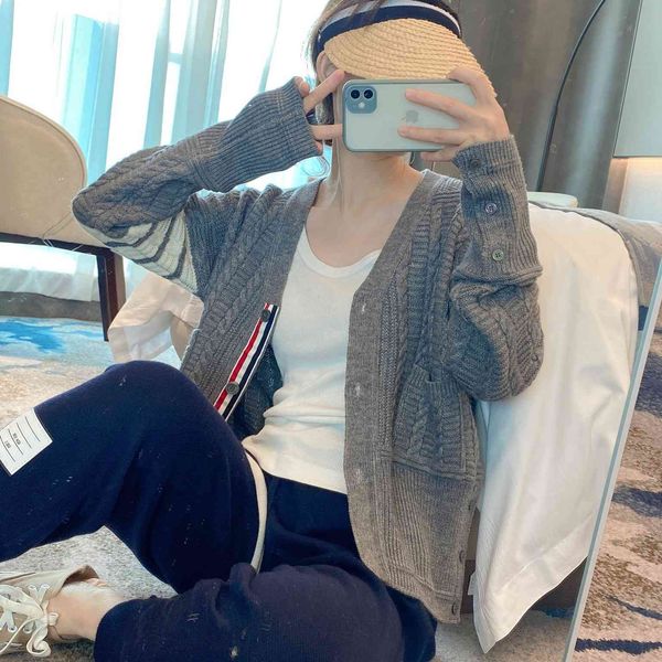 in 2021tb autumn winter, there is a trend of twist v-neck wool knitted cardigan, lovers' casual women's sweater and coat, White;black
in 2021tb autumn winter, there is a trend of twist v-neck wool knitted cardigan, lovers' casual women's sweater and coat, White;black