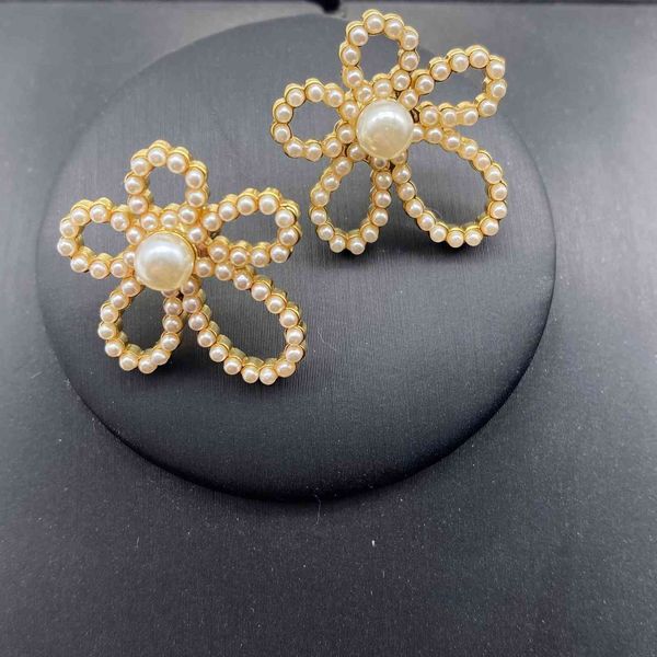 2021 luxury designer jewelry camellia small fragrance pearl temperament new niche design advanced ear stud earrings female, Silver
2021 luxury designer jewelry camellia small fragrance pearl temperament new niche design advanced ear stud earrings female, Silver