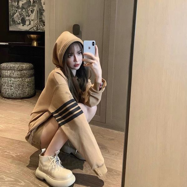 tb2021ss autumn and winter new four bar splicing milk tea coffee hooded loose long sleeve pullover sweet sweater, Black
tb2021ss autumn and winter new four bar splicing milk tea coffee hooded loose long sleeve pullover sweet sweater, Black