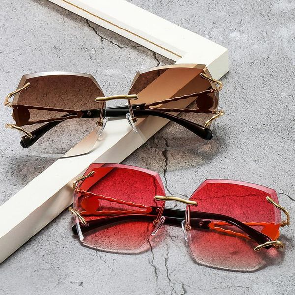 sunglasses 2021 fashion women rimless rhinestone trimming gradient lens sun glasses female brand design retro goggle shades, White;black
sunglasses 2021 fashion women rimless rhinestone trimming gradient lens sun glasses female brand design retro goggle shades, White;black