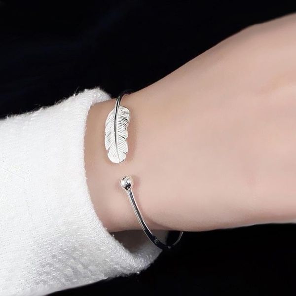 1pcs fashion silver color jewelry not allergic high-quality female simple feather small ball adjustable open bracelet bangle, Black 
1pcs fashion silver color jewelry not allergic high-quality female simple feather small ball adjustable open bracelet bangle, Black