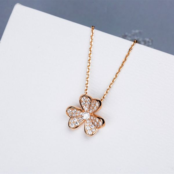 100% silver clover necklace two colors one piece fashion jewelry ladies party gift
100% silver clover necklace two colors one piece fashion jewelry ladies party gift