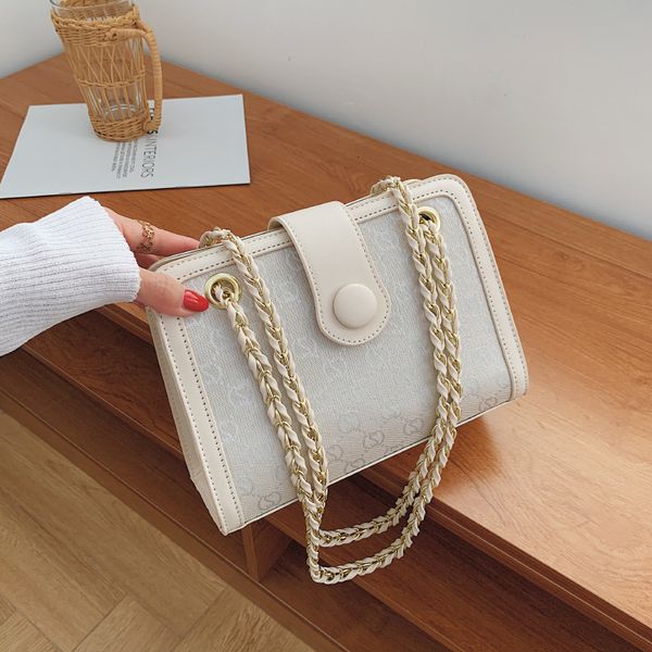 2021 fashion large capacity women's messenger bag printed letter single shoulder chain tote bag trend
2021 fashion large capacity women's messenger bag printed letter single shoulder chain tote bag trend