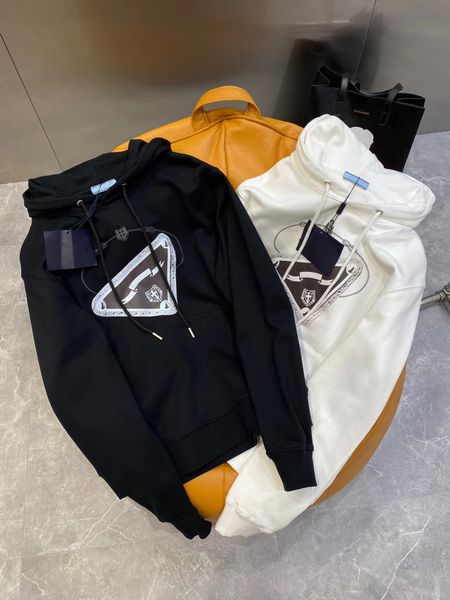 22ss designer prad sweatshirts red stripe pocket hedge men's hooded budge european cotton sweater fashion sports couple black and white
22ss designer prad sweatshirts red stripe pocket hedge men's hooded budge european cotton sweater fashion sports couple black and white