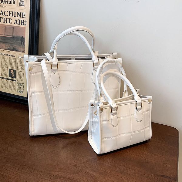 2021 new fashion women's bag simple and textured armpit one shoulder handbag
2021 new fashion women's bag simple and textured armpit one shoulder handbag