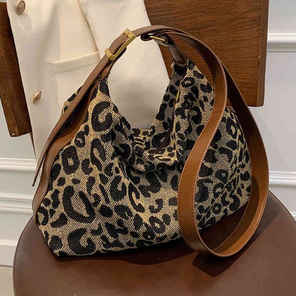 hangbags autumn and winter texture bag women's large capacity 2021 fashion leopard cloth small single shoulder messenger
hangbags autumn and winter texture bag women's large capacity 2021 fashion leopard cloth small single shoulder messenger