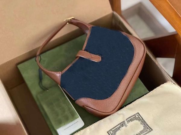 classic retro denim bag high-quality texture fabric trendy fashion one-shoulder portable diagonal all-match
classic retro denim bag high-quality texture fabric trendy fashion one-shoulder portable diagonal all-match