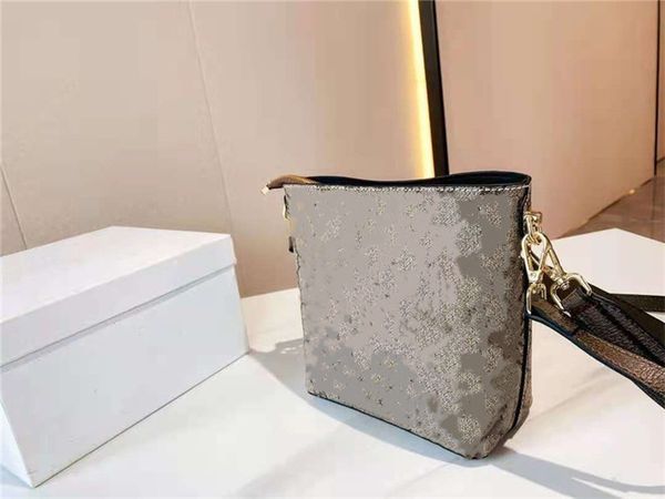 2021 bucket bags ladies fashion luxury r quality shoulder bag all-match messenger handbag handbags retro classic personality
2021 bucket bags ladies fashion luxury r quality shoulder bag all-match messenger handbag handbags retro classic personality
